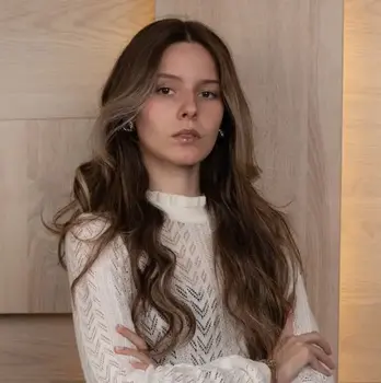 Арина Ходакова